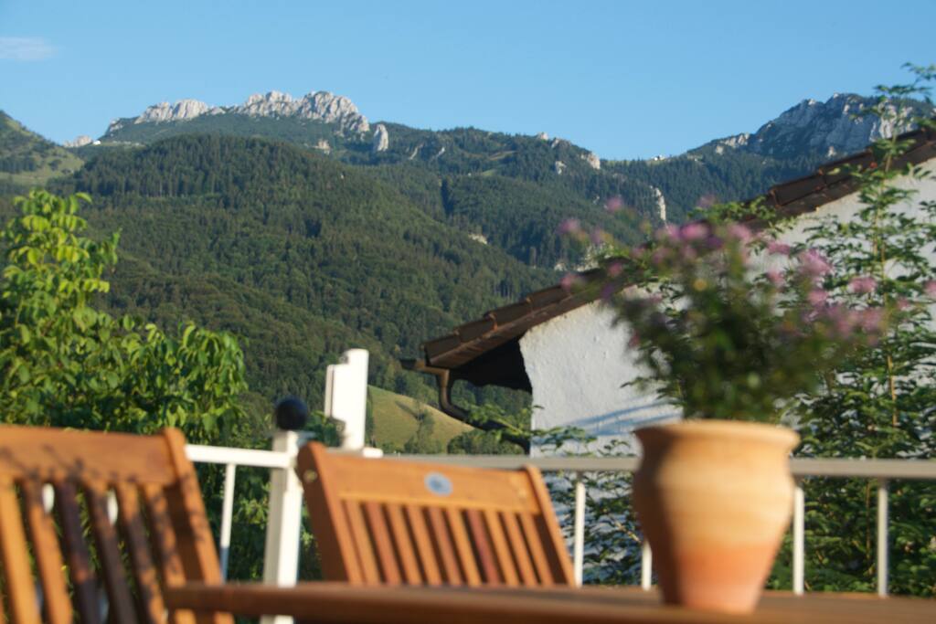 Blick vom Balkon Richtung Süden auf die Kampenwand