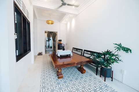 a-mâze house in the inner of Hue