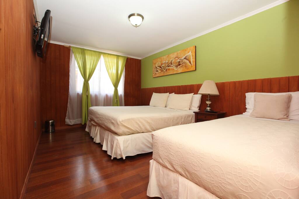 Habitacion Maichin , categoria suite familiar , cuenta con dos camas matrimoniales , baño privado , tv cable , internet wi fi , escritorio.