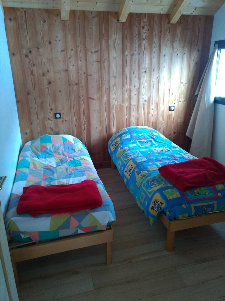 Höger sovrum 2 enkelsängar