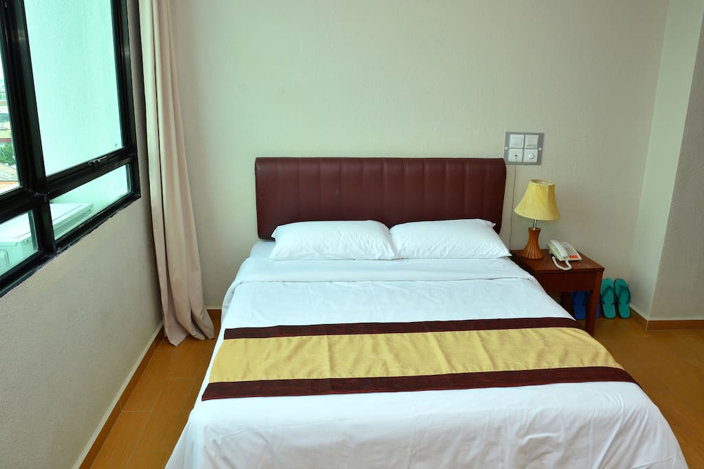 Deluxe Room (Queen Bed)