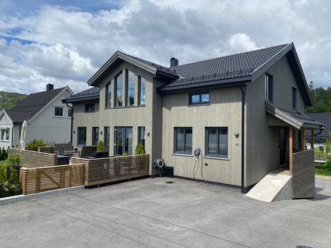 Large family friendly house. 25 min from the zoo