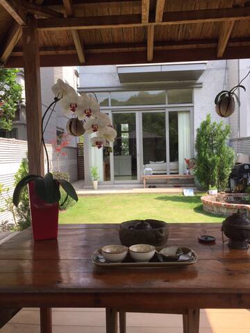 Green and tranquil, a house that breathes gallery image 5