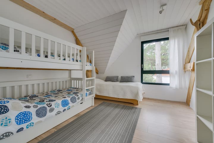Dormitorio 2 en el piso. La de los niños: literas y una cama individual (colchón nuevo), posibilidad de añadir una cama paraguas.