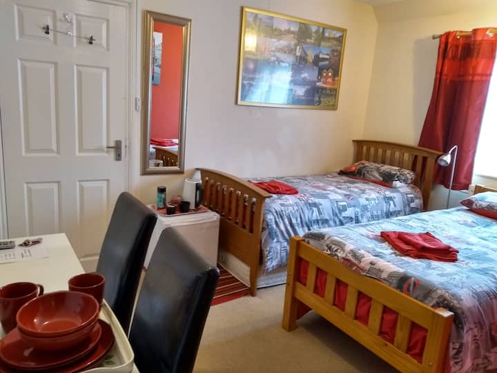 'Garden of England' Ensuite Twin Room Guest suites for Rent in