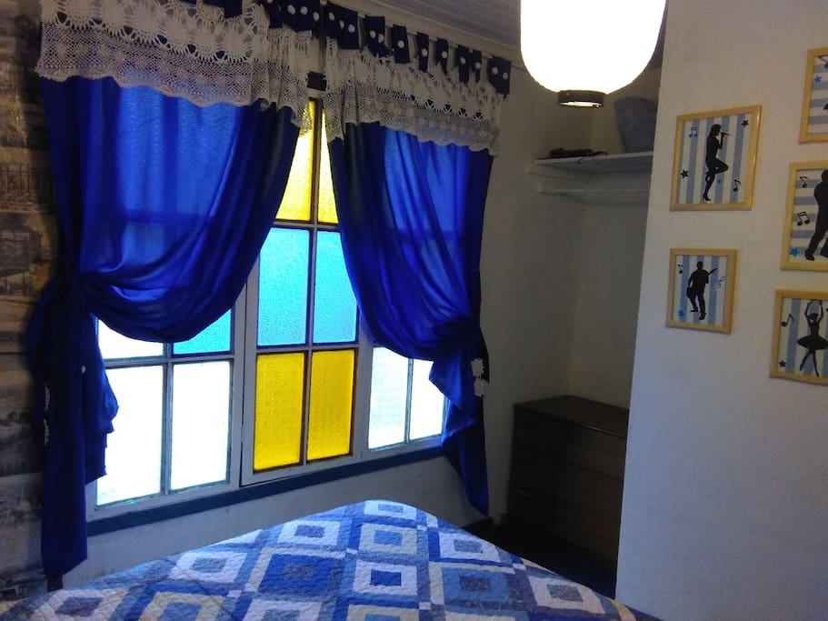 dormitorio con cama de dos plazas muy luminosa y buena ventilacion