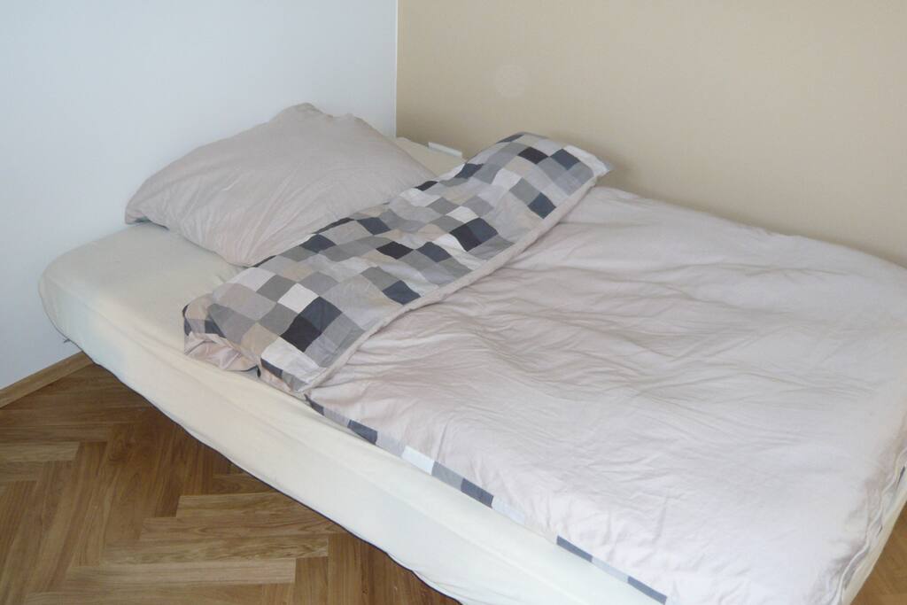 Palettenbett Zimmer 1
