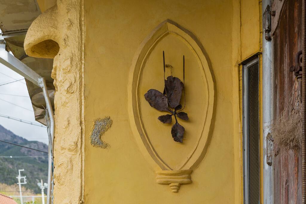 The artisan-owner designed this house as a one-of-a-kind objet d'art.