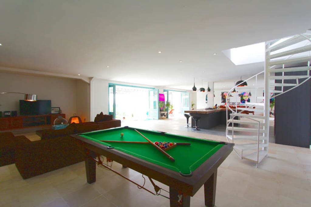 Pool bar
