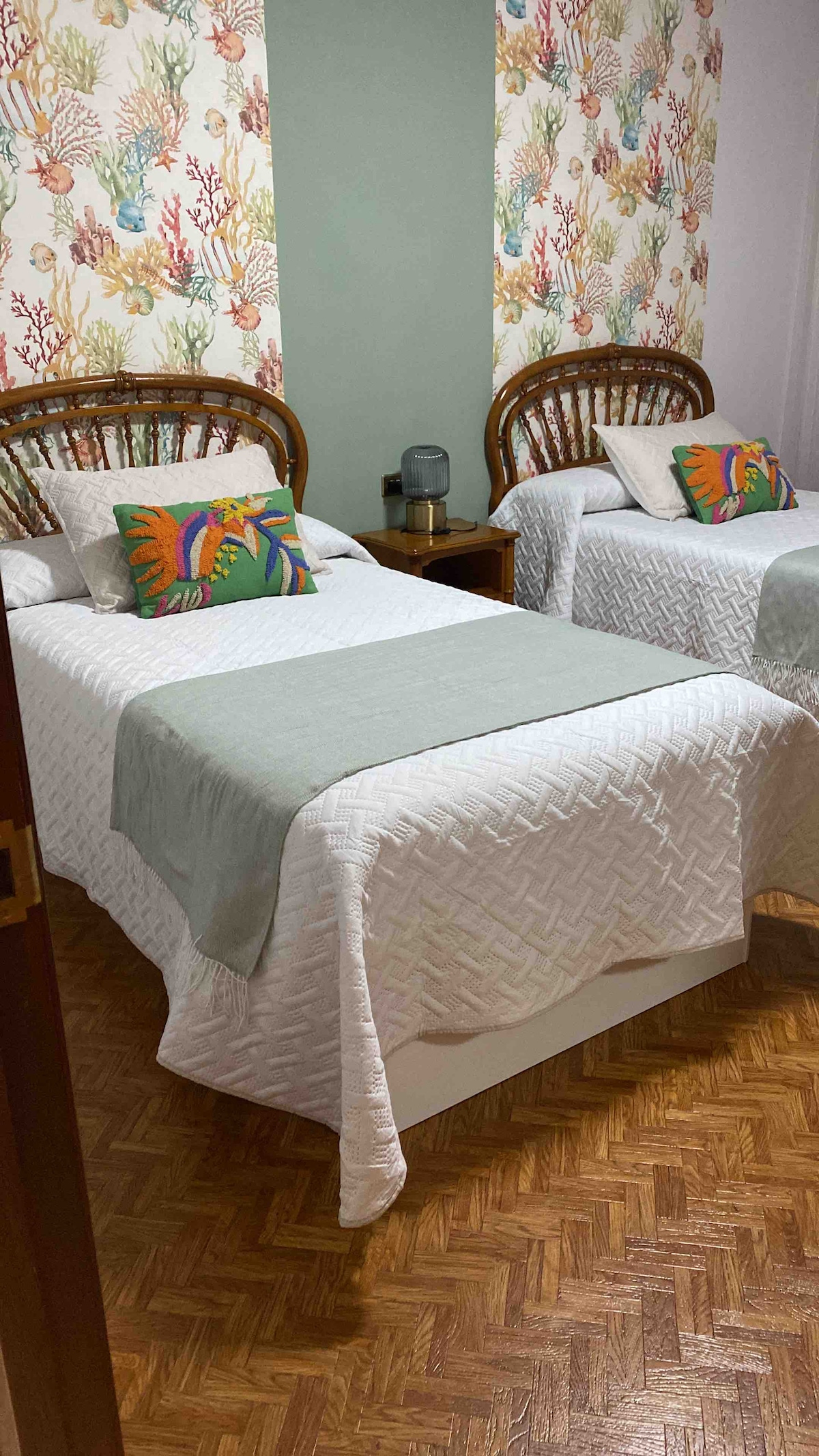 Chumba cha kulala cha tatu. Vitanda kimoja vya 105x190 na mito mingi ya viscoelastic na ya viscoelastic.