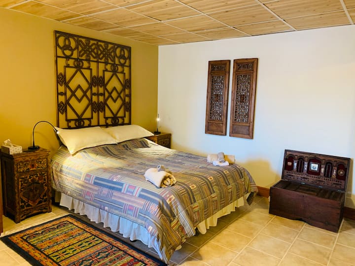 חדר שינה רביעי עם מיטה זוגית וגם מיטת יחיד (מיטת קווין סייז אחת + מיטת יחיד אחת)