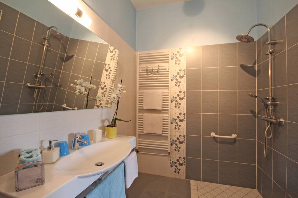 salle de bain avec douche à l'italienne