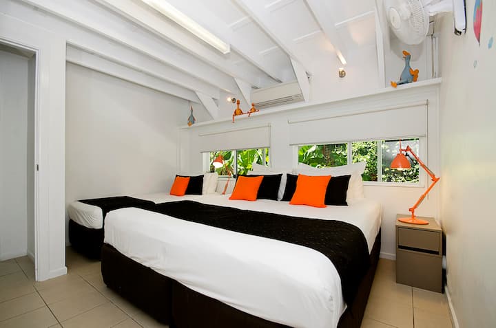 Chumba cha kulala cha Rumpus ghorofa ya 1.  Mfalme & single