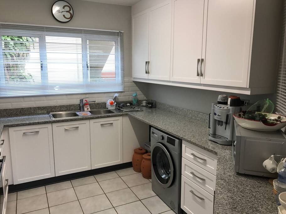 Full kitchen with washing machine, microwave, oven, stove & fridge