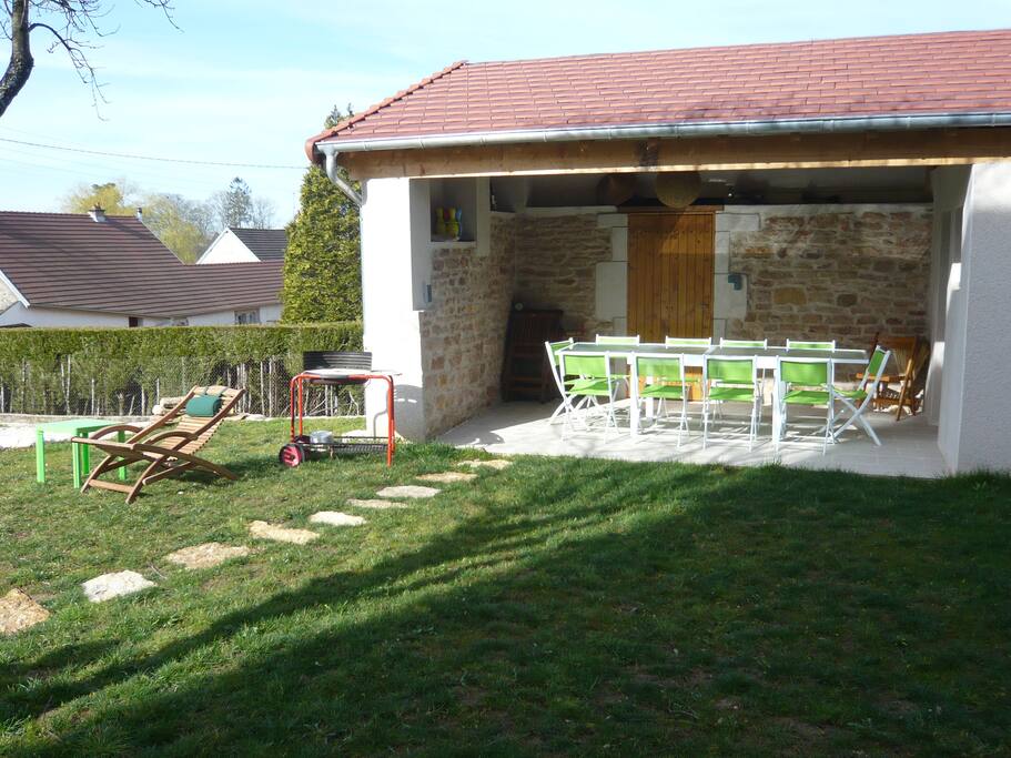 Outdoor dining patio (seats 8)