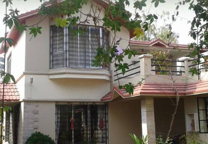 Munia Villa - Rare Find - AC King Room (Grd Floor)