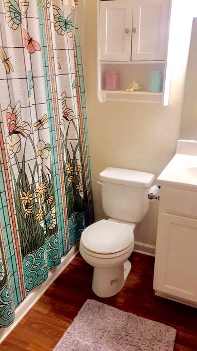 Bathroom (Center)