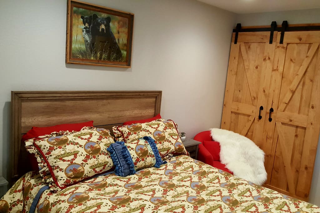 Bear Den bedroom, queen /new super comfy memory foam mattress.