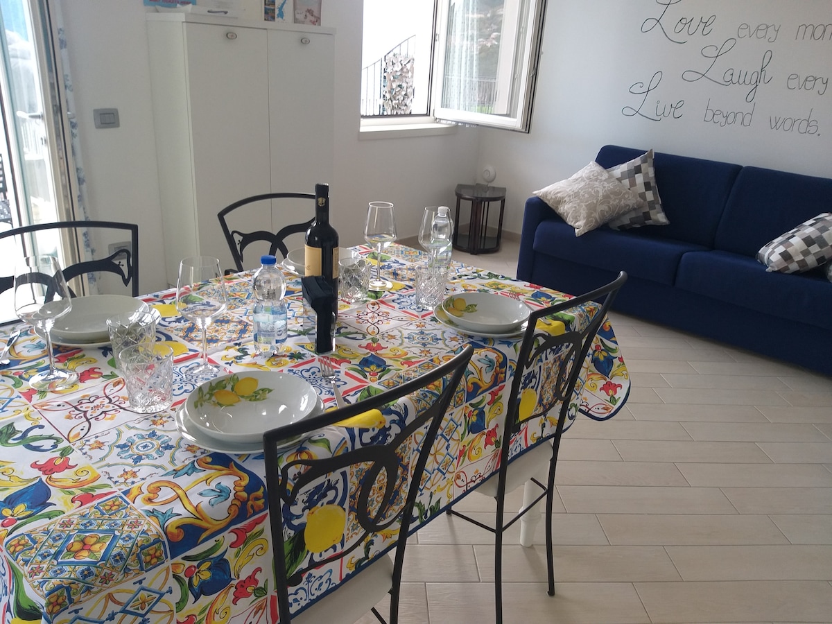 Beliebte Airbnb-Anzeige: Pesca Apartment: living room with lake view in Tignale