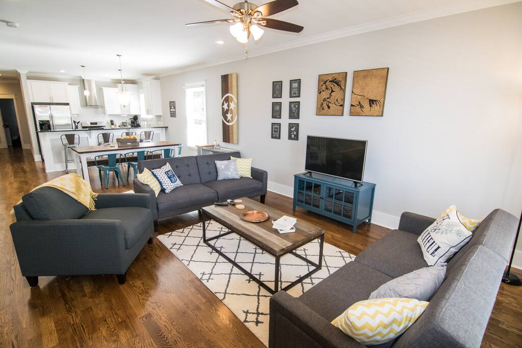 Spacious living and dining space to relax