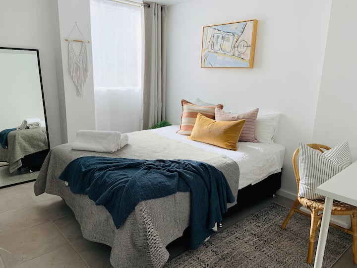 Dormitorio, cama tamaño queen