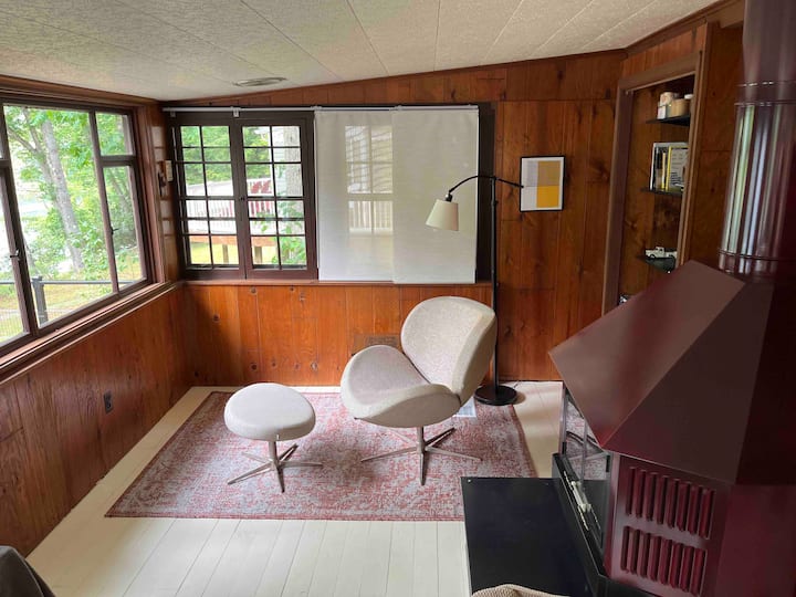 Sehemu ya kusoma sebule, rafu za vitabu zilizojengwa, kiti kizuri cha kusoma, kupumzika au kutazama tu mto ukipita.