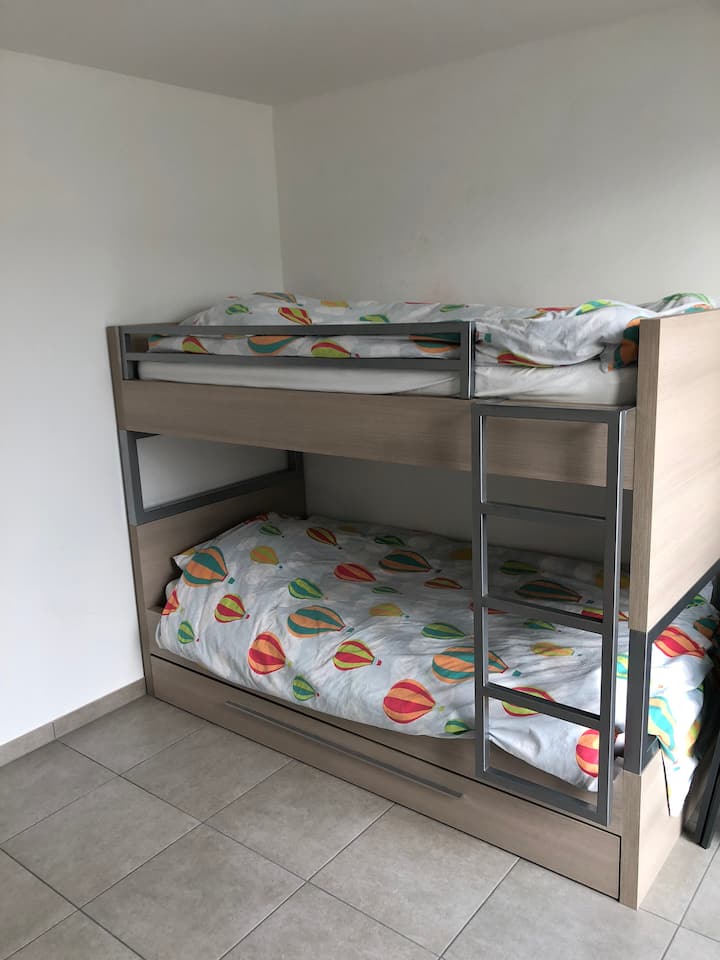 Habitación para niños con litera