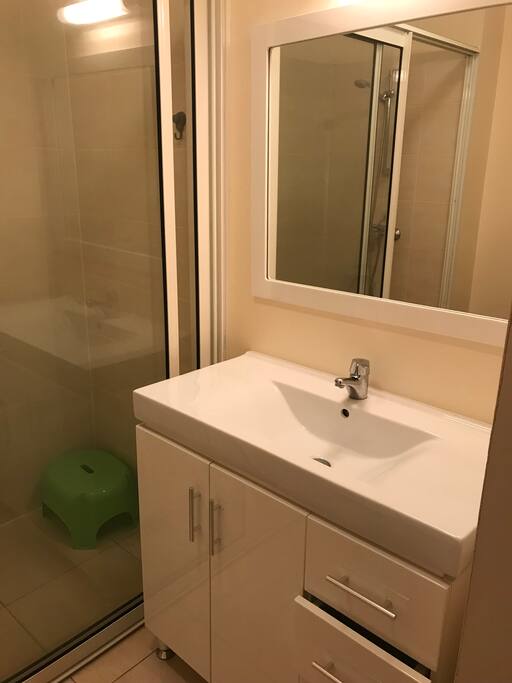 Salle de bain attenante à la chambre