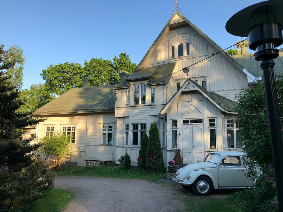 Some guests arrived with style, Volkswagen from the 1960s.