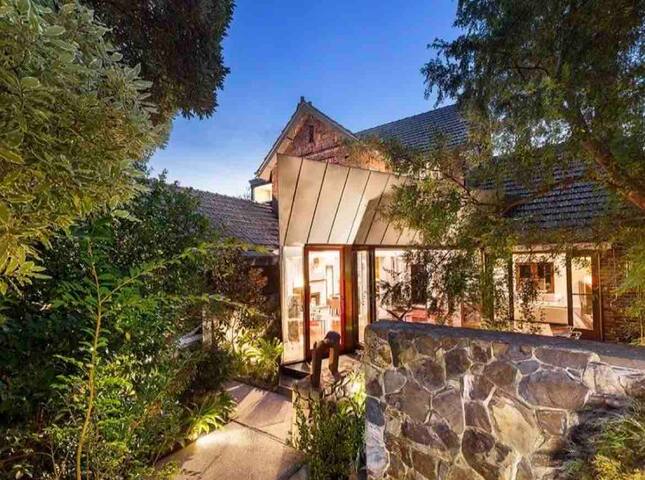 Spacious Art Deco house gallery image 2