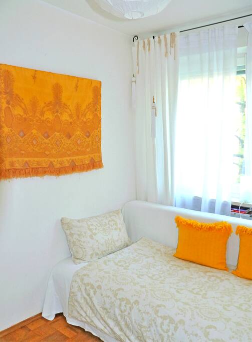 Schlafsofa - mit Blick in die Bäume