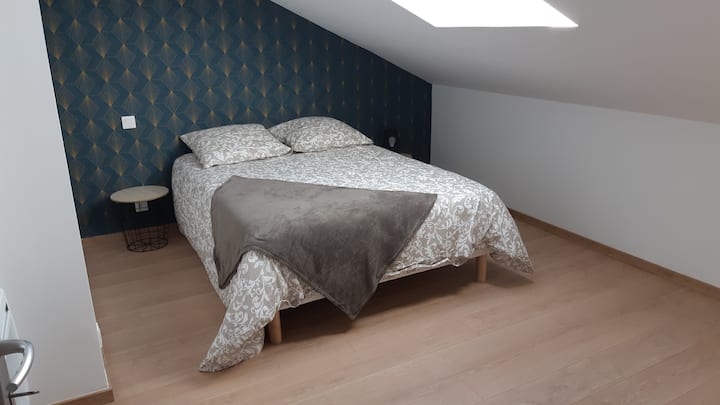 Chambre 3 - Lit 140x190 - Etagère et porte manteaux
