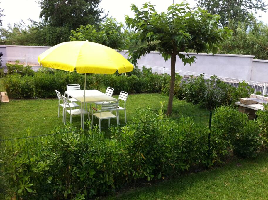 un jardin cloturé