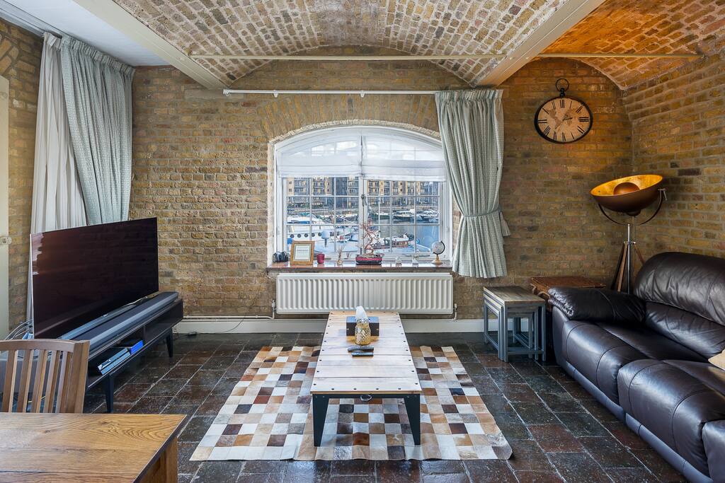 Spacious light living area