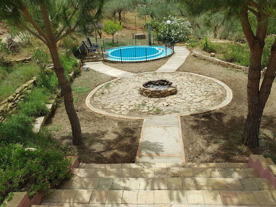 de tuin met het zwembad