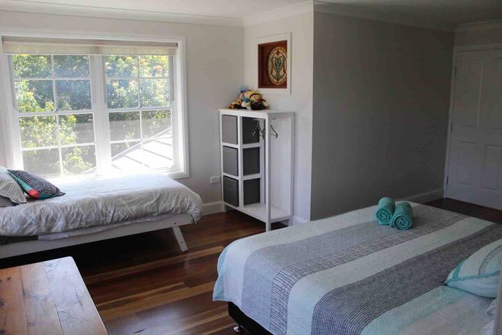Grande chambre avec lit queen et lit simple
