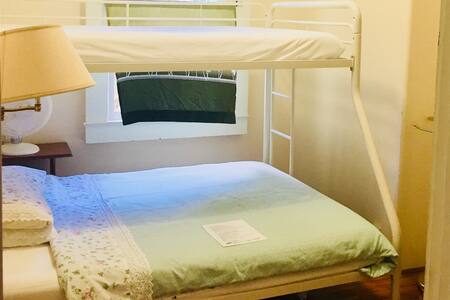 Open to woman solo traveler/ Full bed (Room#4)