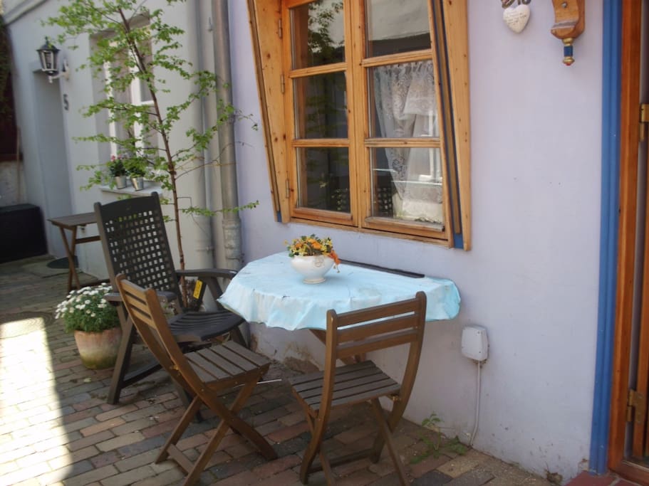 Tisch und Stühle vor dem Haus