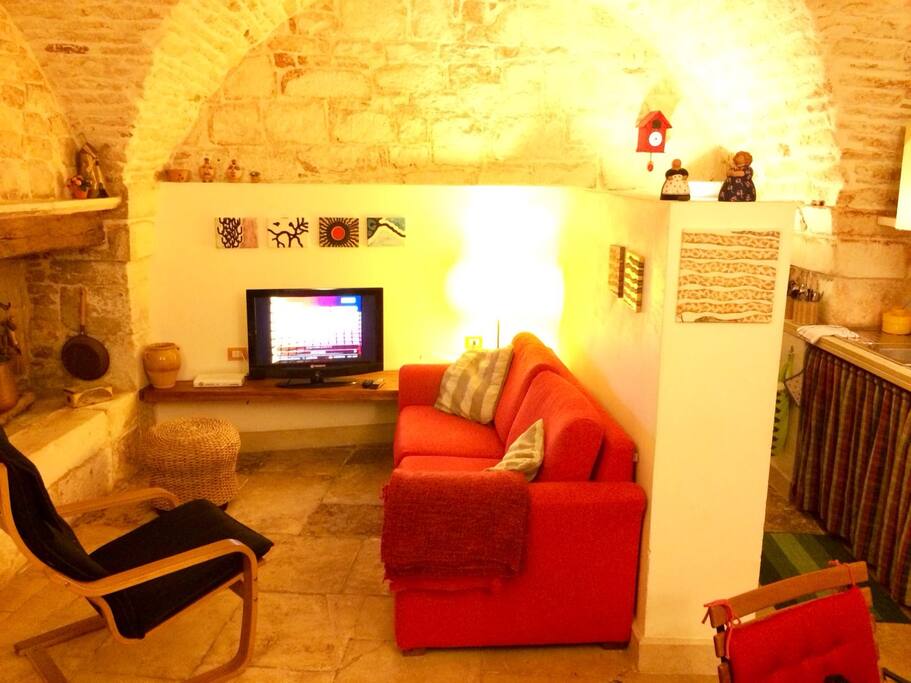 zona relax con il camino, tv e divano letto