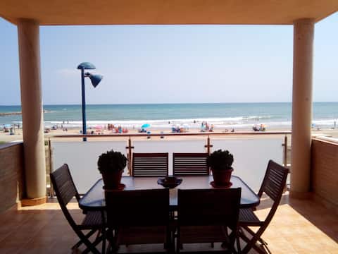 A beachfront house (VT-46948-V)