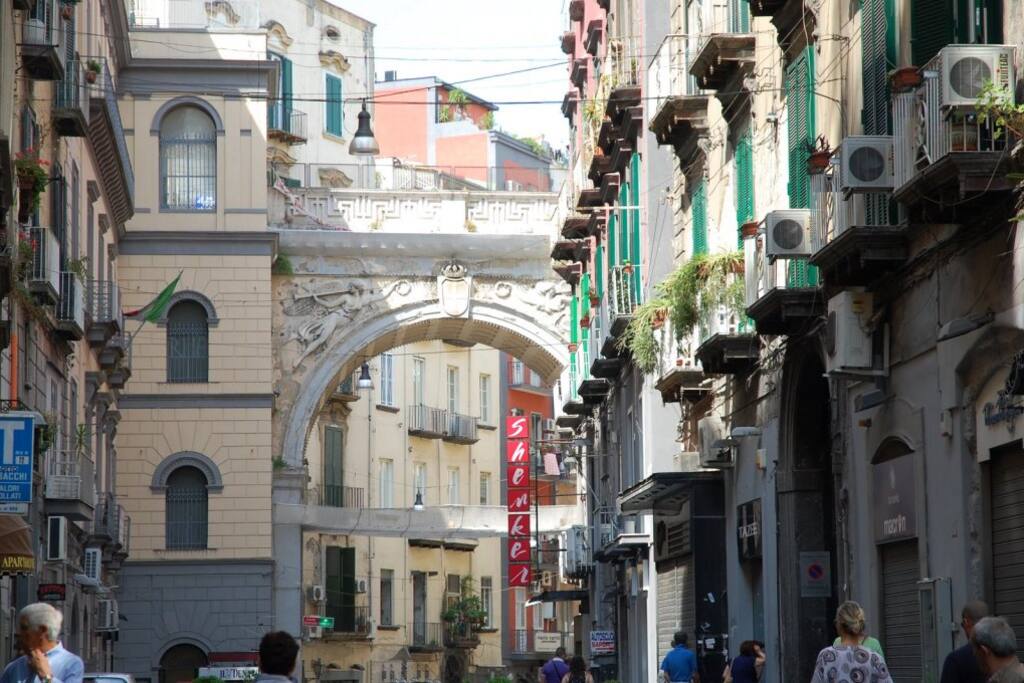 Il ponte di Via Chiaia