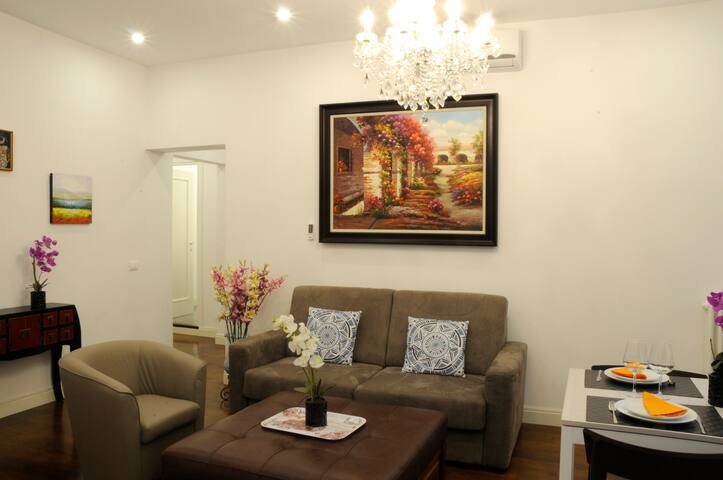 Montebello Courtyard Luxury Apt w/balcony