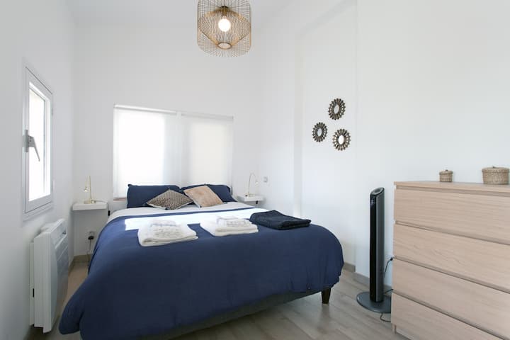 غرفة نوم في الطابق العلوي مع حمام وإطلالة على الرون 