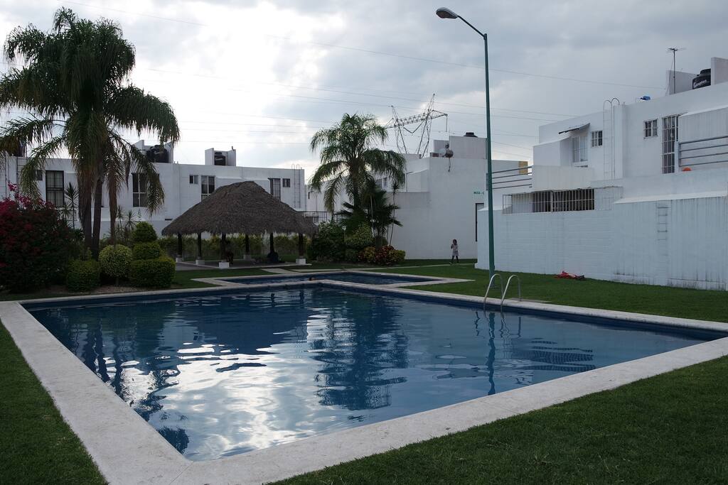 Alberca con chapoteadero y palapa