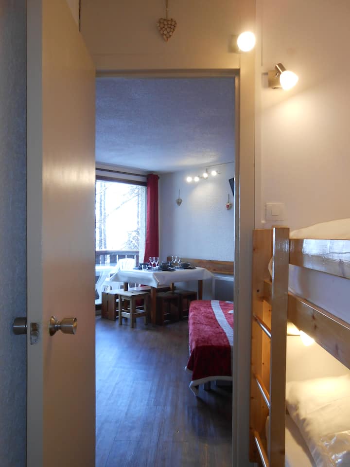 פינת ההר עם מיטות קומתיים לילדים, 70x190 ס"מ (הערה: 55 עד 60 ס"מ מרווח בין המיטה התחתונה למיטה העליונה). כל מיטה מצוידת במנורה ליד המיטה.