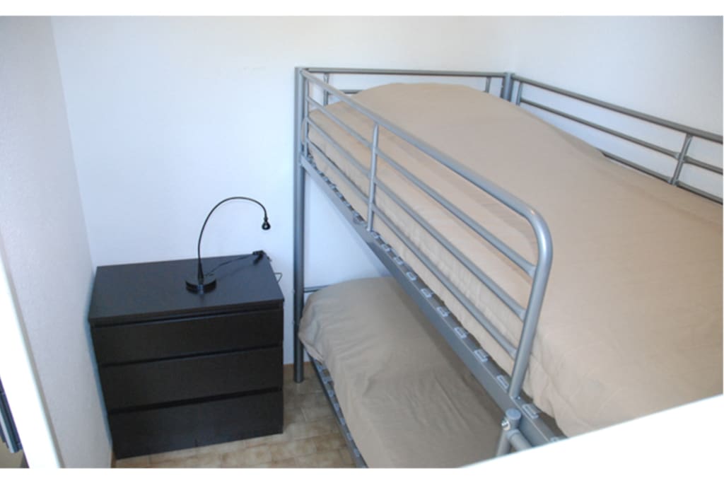Petite chambre avec lits superposés