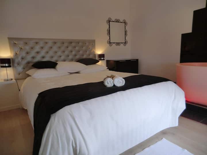 חדר שינה עם אמבטיה