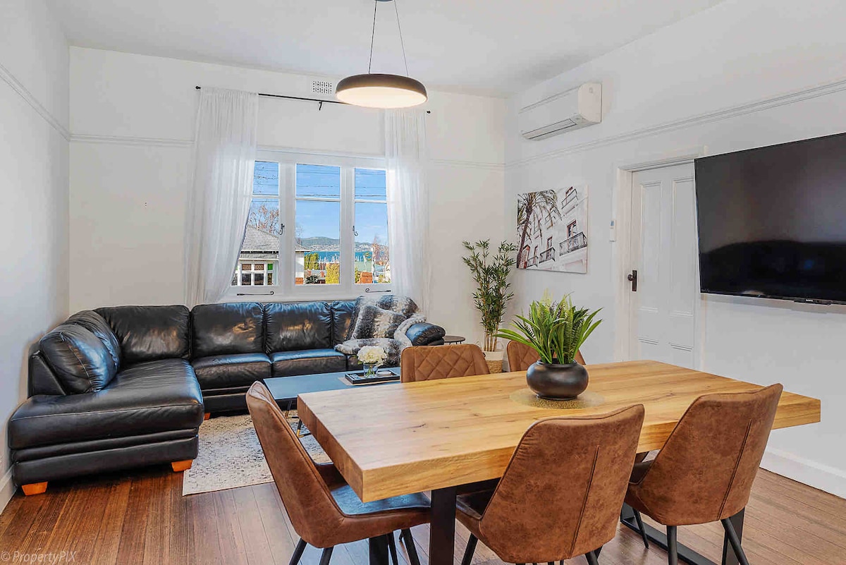 Successful Airbnb property: Hobart's Finest, Central Location, Parking on site in Sandy Bay