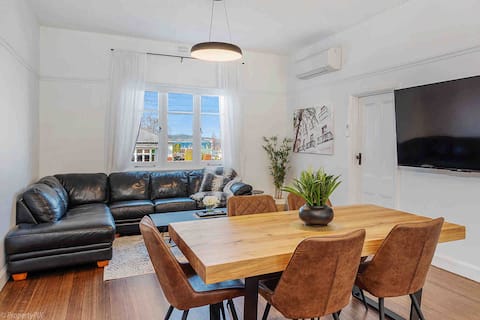 Successful Airbnb property: Hobart's Finest, Inner City suburb Parking on site in Sandy Bay