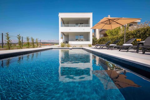 Villa Mellon-majestic sea view & large heated pool